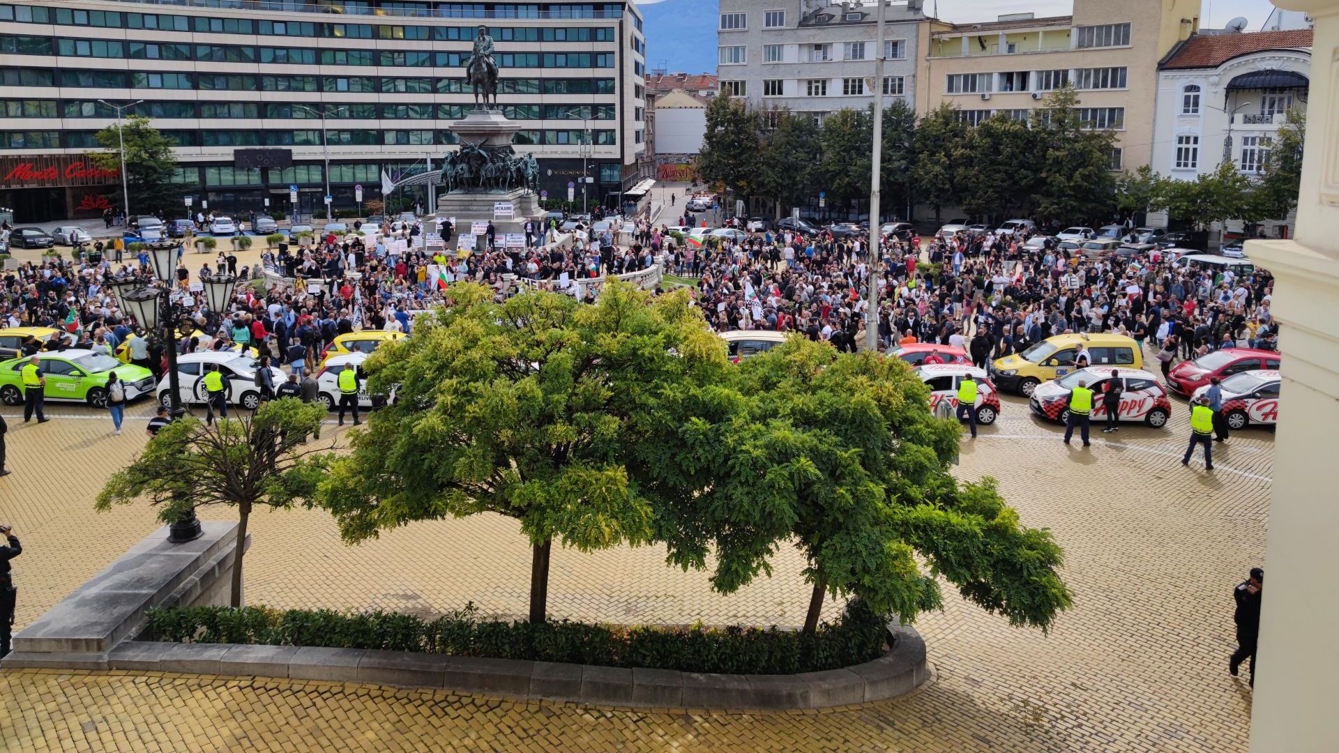 Протестът срещу covid мерките блокира центъра на София и изгони политиците (снимки)