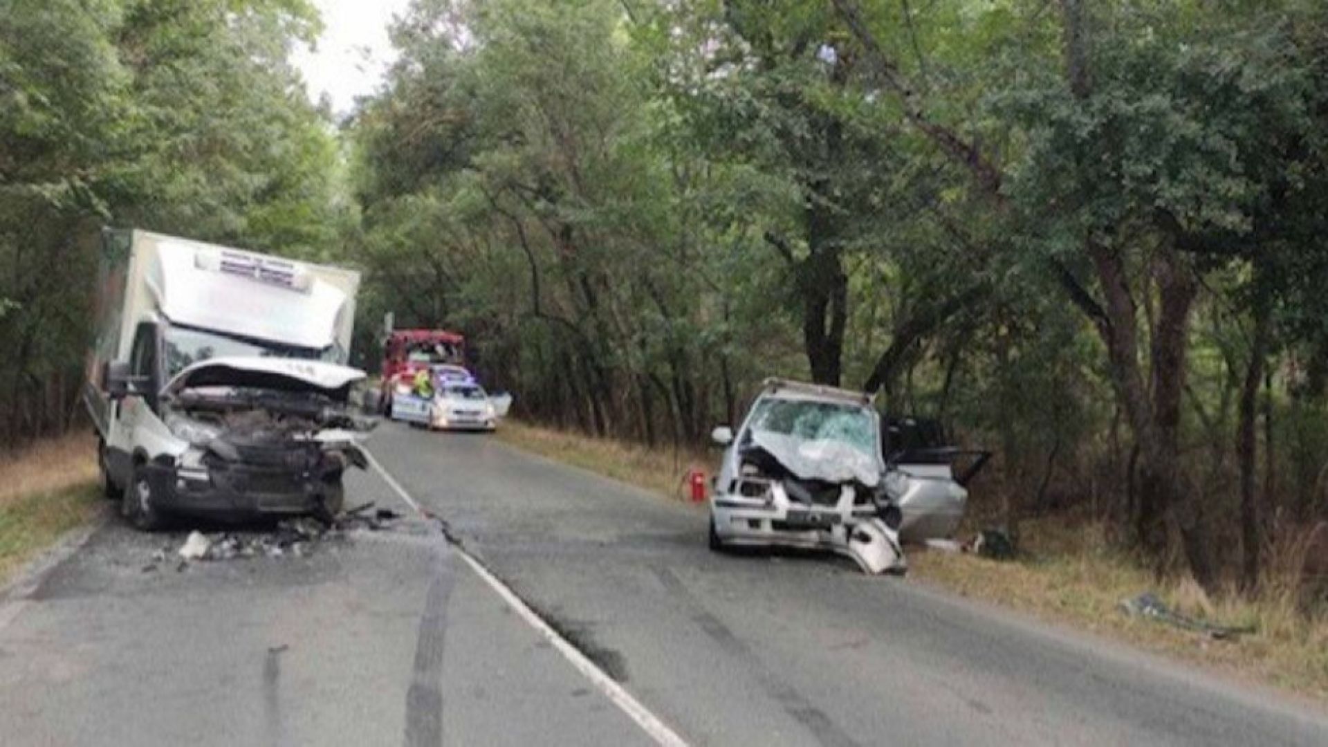 Кола и камион се удариха челно на пътя Бургас-Приморско, има загинал