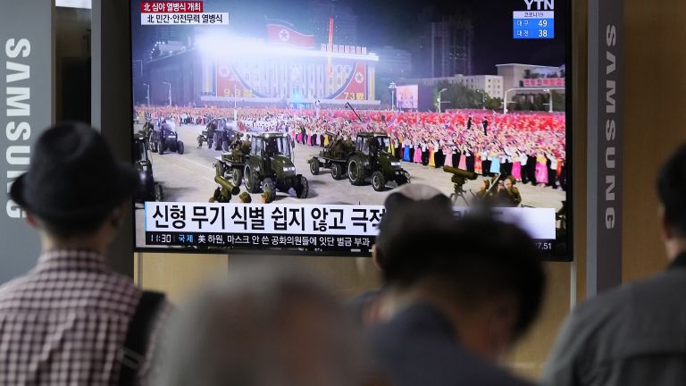 Северна Корея организира парад, за да отбележи годишнина от основаването