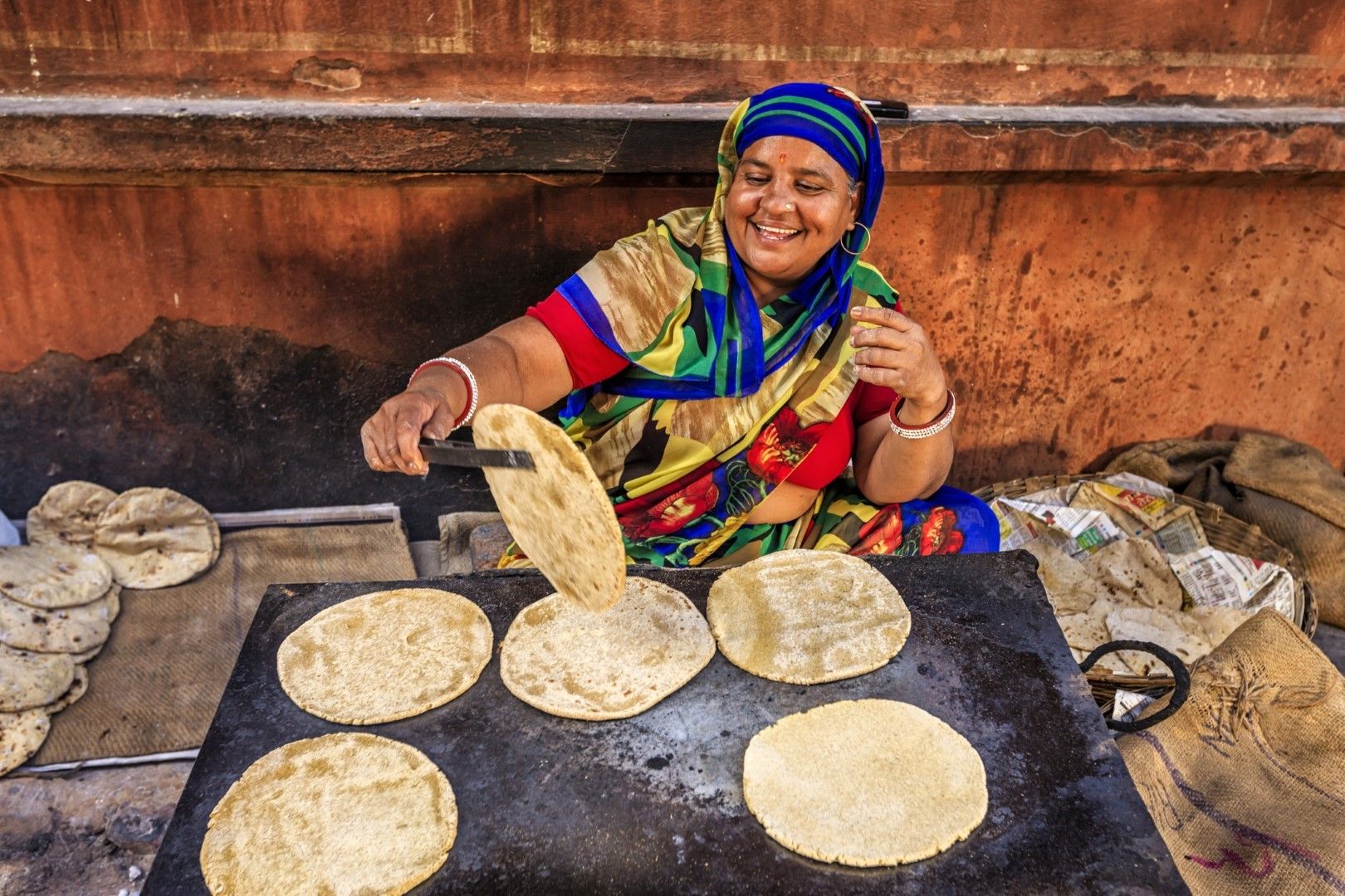 Жена приготвя чапати на улицата в Джайпур