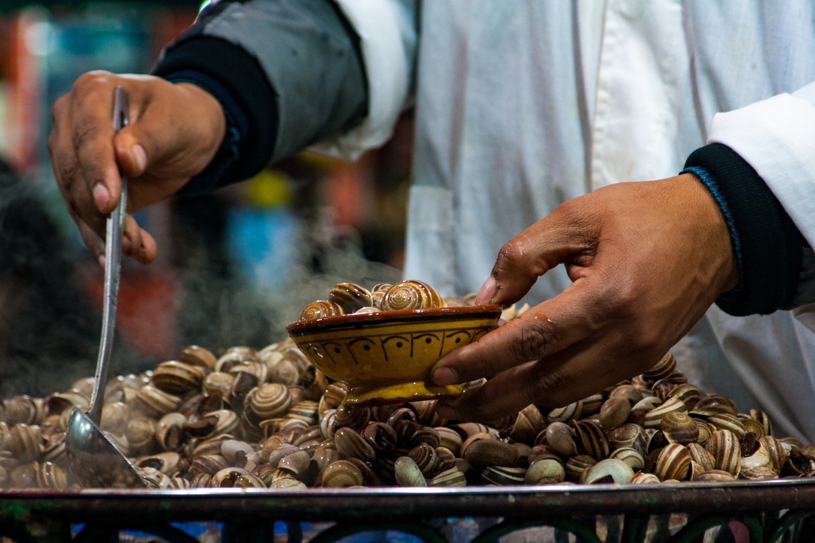 Порция варени охлюви на пазара в Маракеш