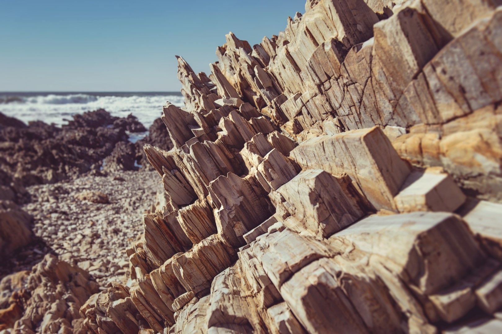 Скали с интересна форма по крайбрежието на Монатя де Оро