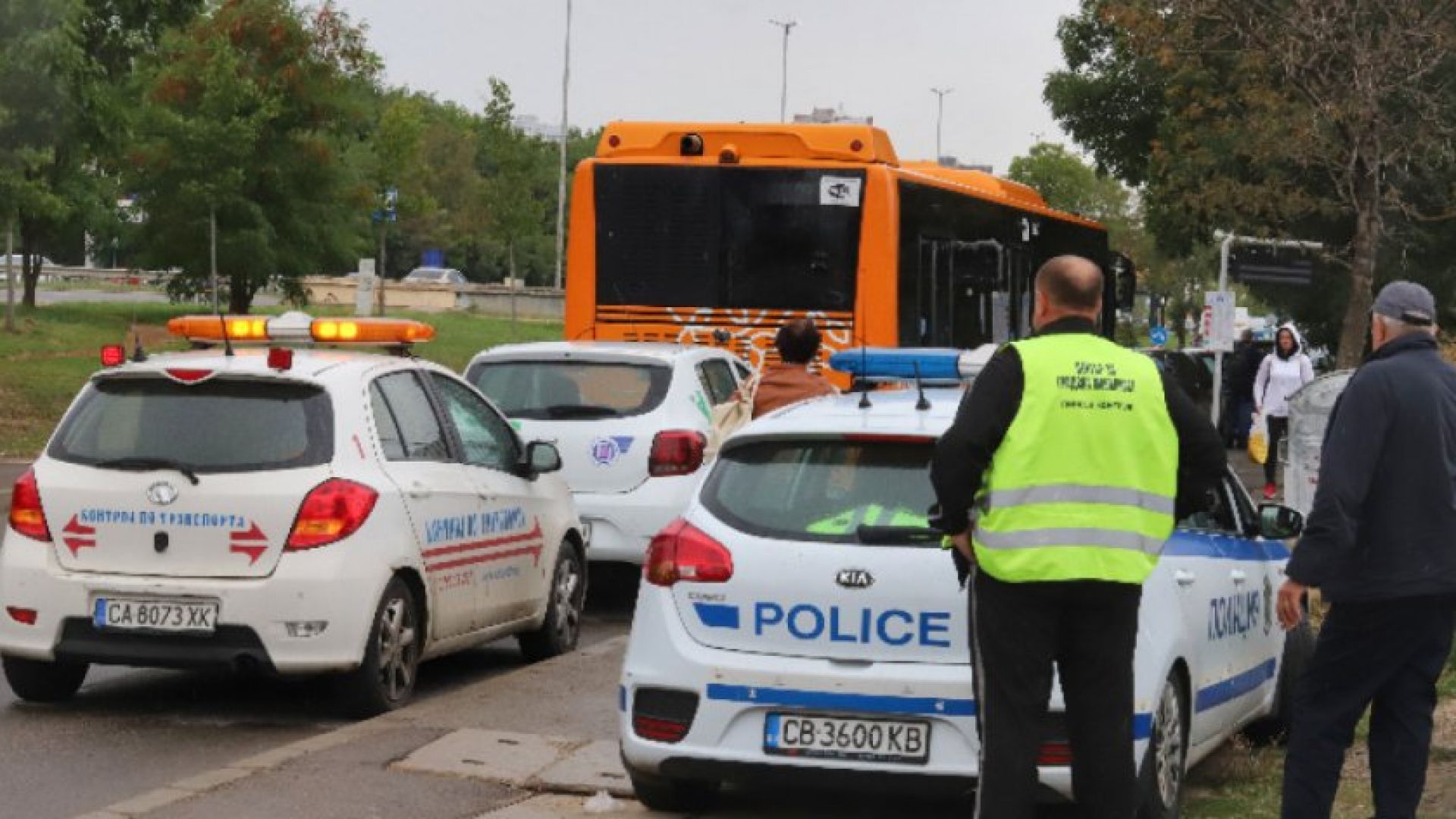 Градски автобус се запали и удари 3 коли на "Цариградско шосе" в София (снимки)