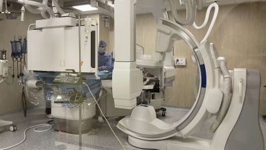 Операцията на първия от двамата пациенти с изключително сложни и