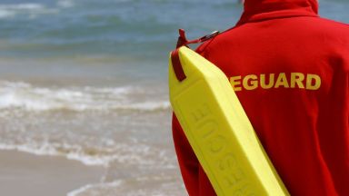 Спасител издъхна, след като извади от водата 2 давещи се летовнички в Несебър