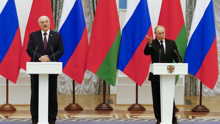 На обща пресконференция след срещата Путин подчерта, че руско-беларуските военни