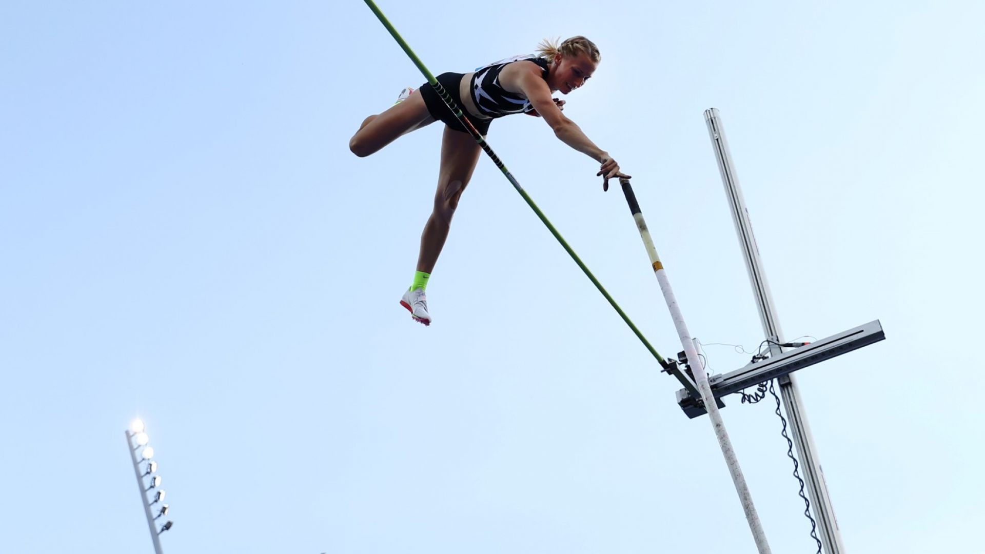 Рускиня прелетя над петте метра в овчарския скок и стана №2 в историята