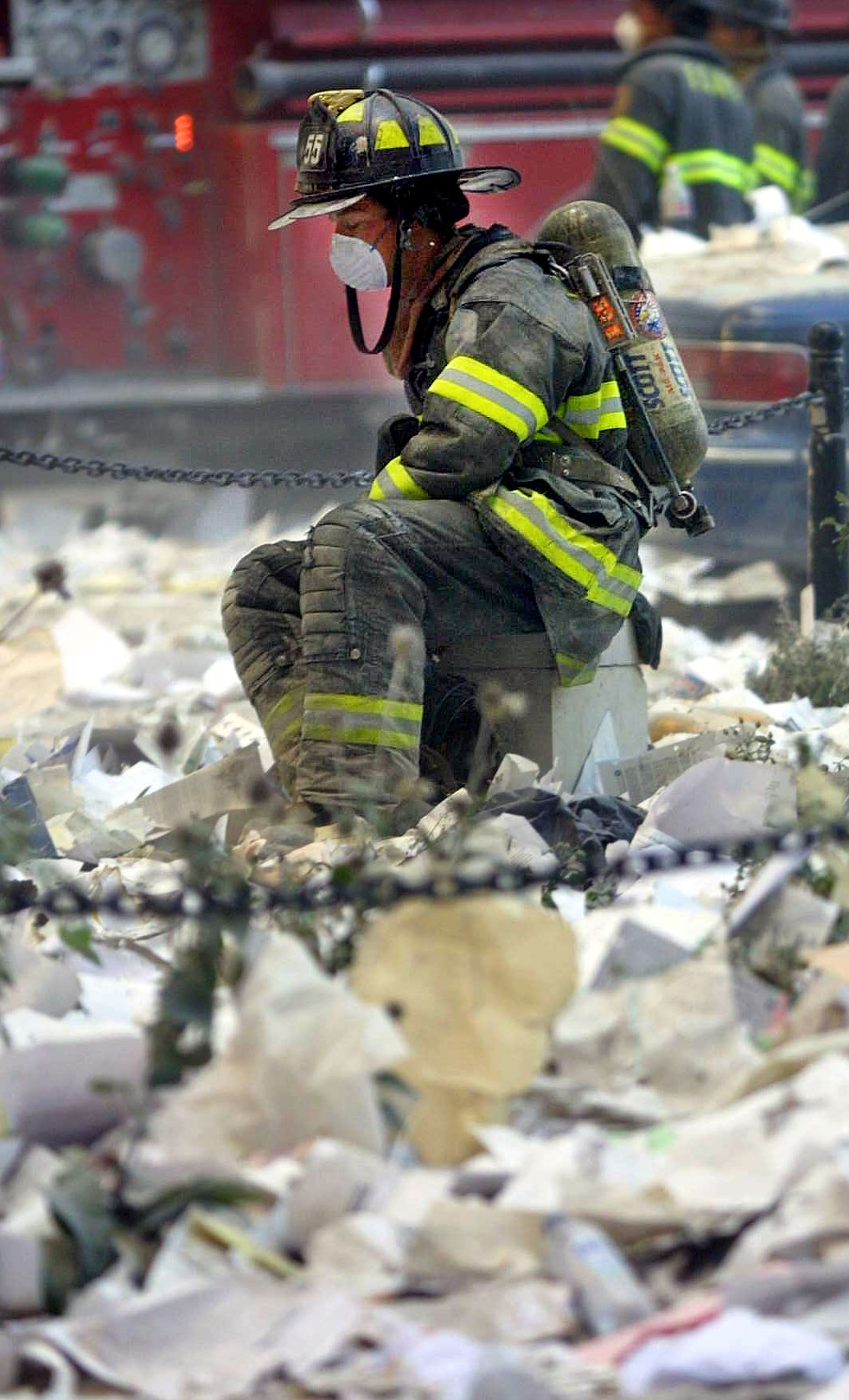 Пожарникар почива в района на срутването