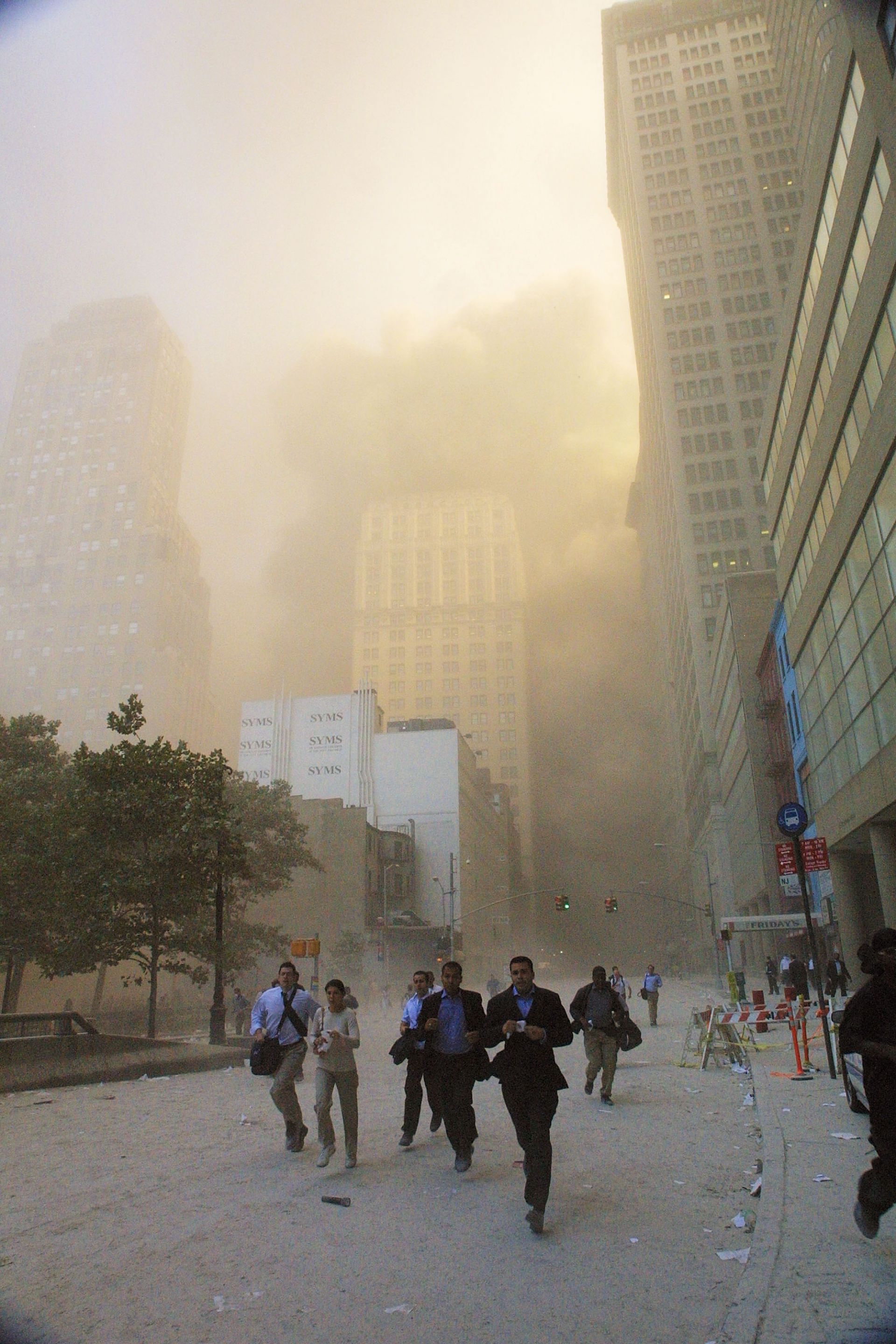 Ню Йорк се забулва в дим и прах