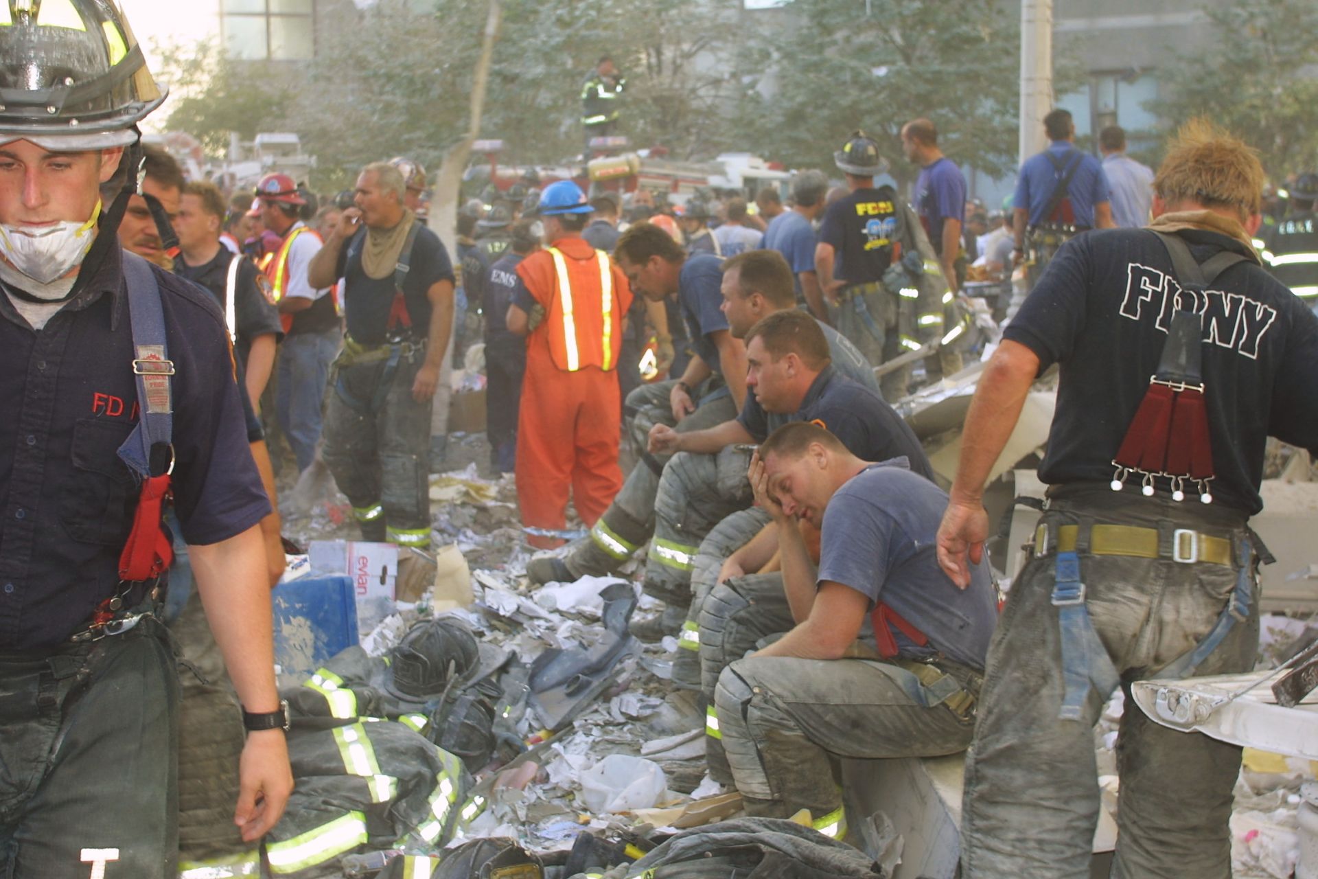 Пожарникари и доброволци търсят оцелели