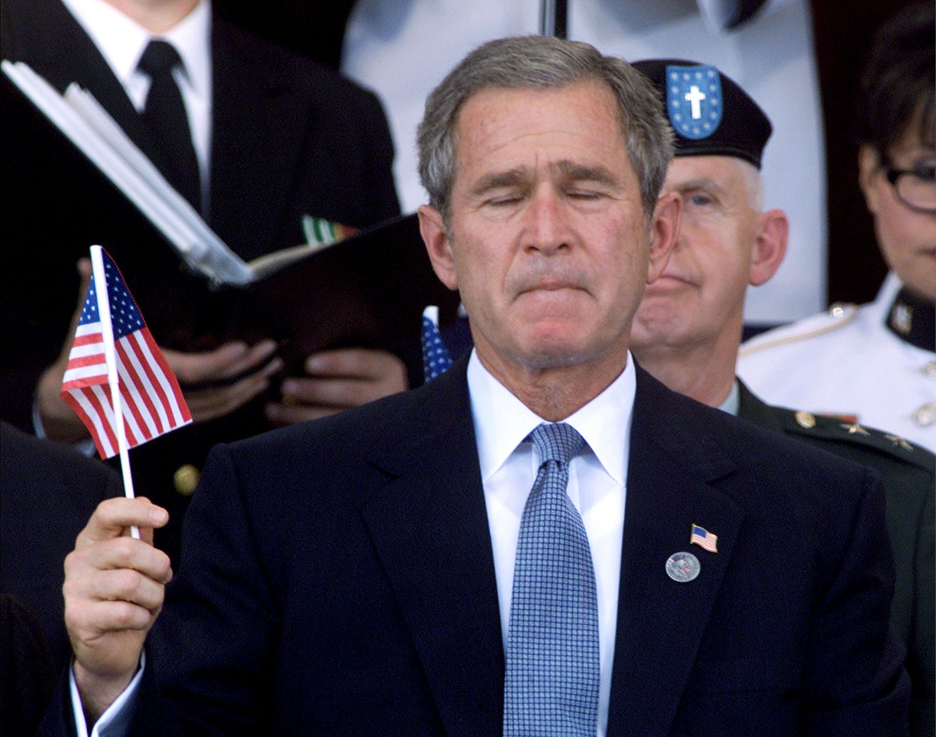 Президентът на САЩ Джордж Буш държи американско знаме по време на Панихида в Пентагона