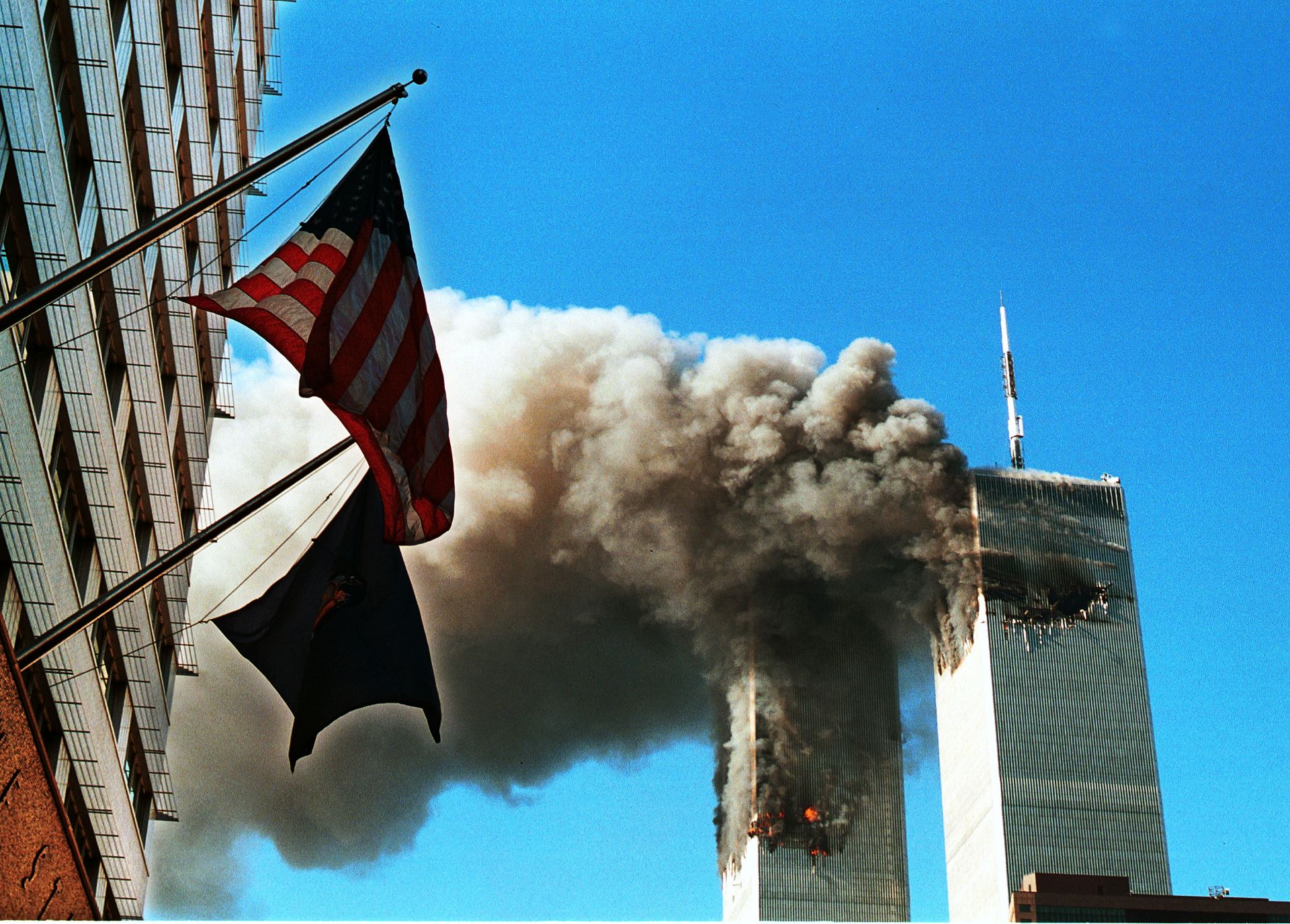 Опожарените Кули близнаци с американското знаме