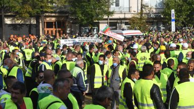 "Не сме политическа дъвка": И строители на протест пред Народното събрание (снимки)