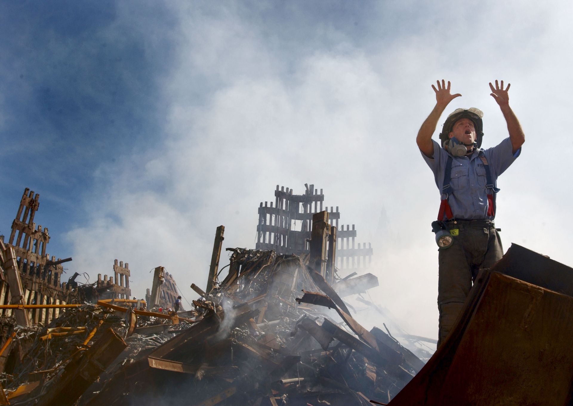 Пожарникар от Ню Йорк призовава още 10 спасителни работници да си проправят път сред развалините на Световния търговски център