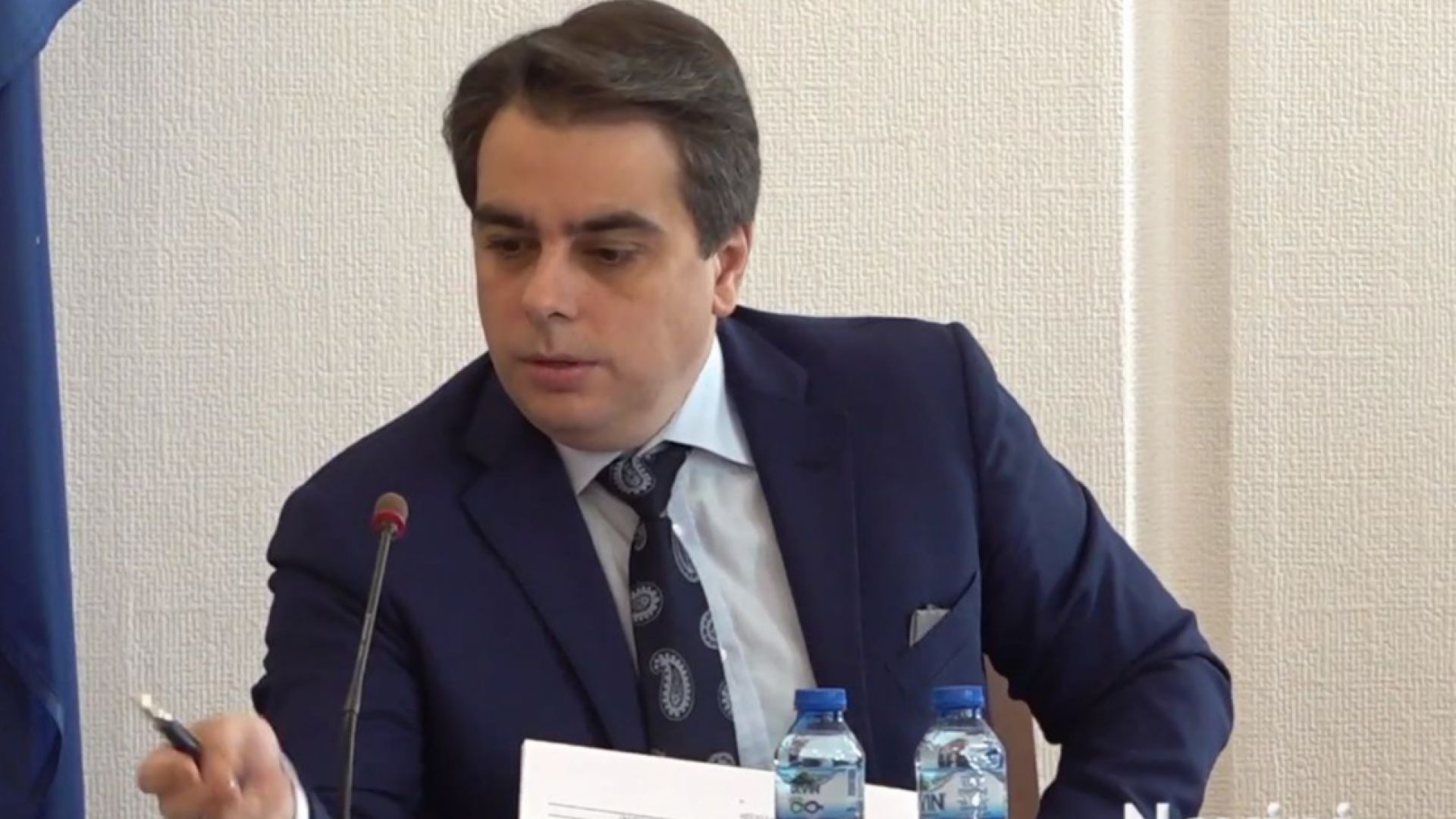 Асен Василев: Няма да вдигаме данъците, но ще ги събираме без изключения