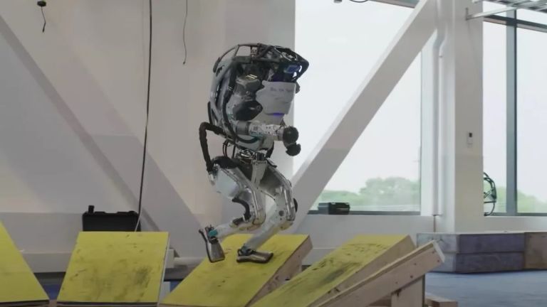 Роботът Atlas на Boston Dynamics придоби още по-впечатляващи нови умения