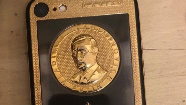 Уникален златен Iphone с гравирания лик на руския президент Владимир