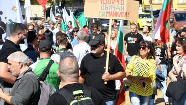 Правителството има три дни срок да премахне COVID мерките Това