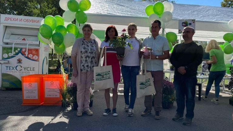 Екопавилион отвори врати до детската площадка в парка при езерото