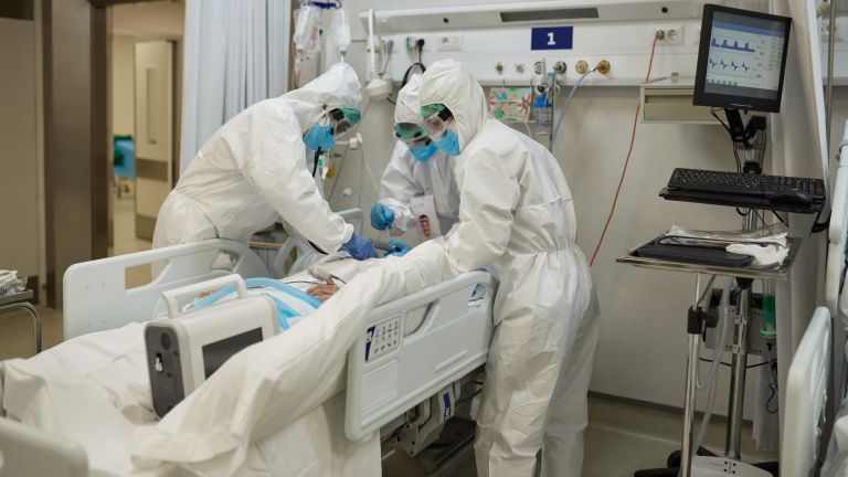 Може би трябва да заведем хората, които нарушават новите мерки,