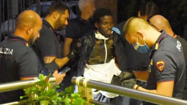 Сомалийски бежанец беше задържан от италианската полиция след като рани