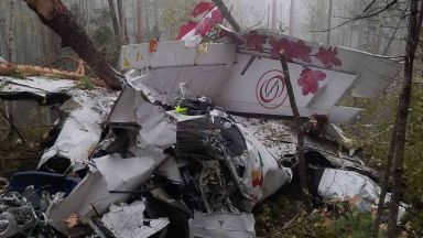 Четирима души загинаха след като малък пътнически самолет L 410 се