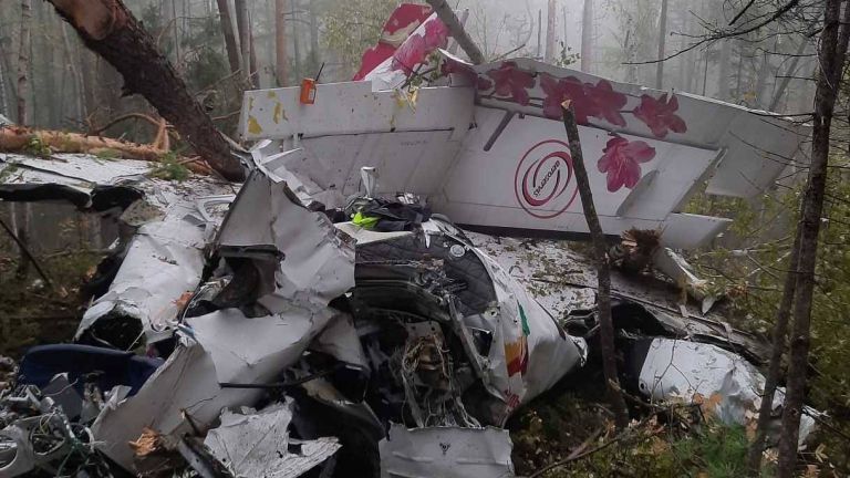 Четирима души загинаха, след като малък пътнически самолет L-410 се