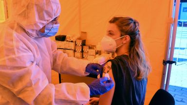 Няма пробив във ваксината при наличие на средно 2 починали