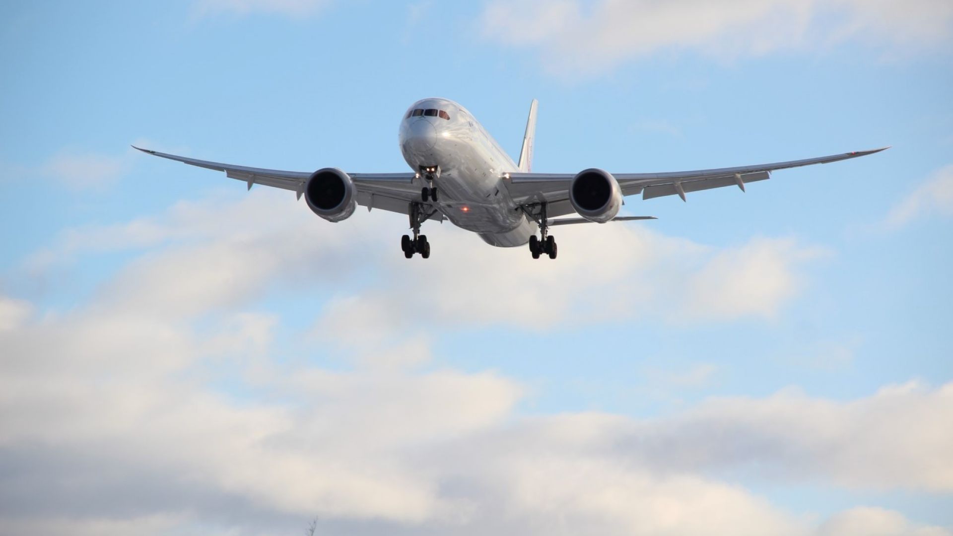 Експерти от САЩ: 5G може да наруши системите за безопасност на самолетите
