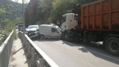 Камион и две коли се удариха челно на пътя за Бачково 