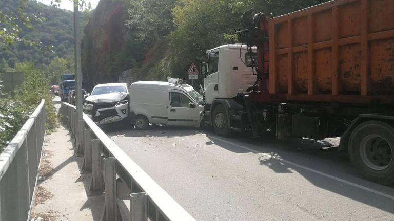 Тежка катастрофа затвори пътя от Асеновград за Смолян. Камион и