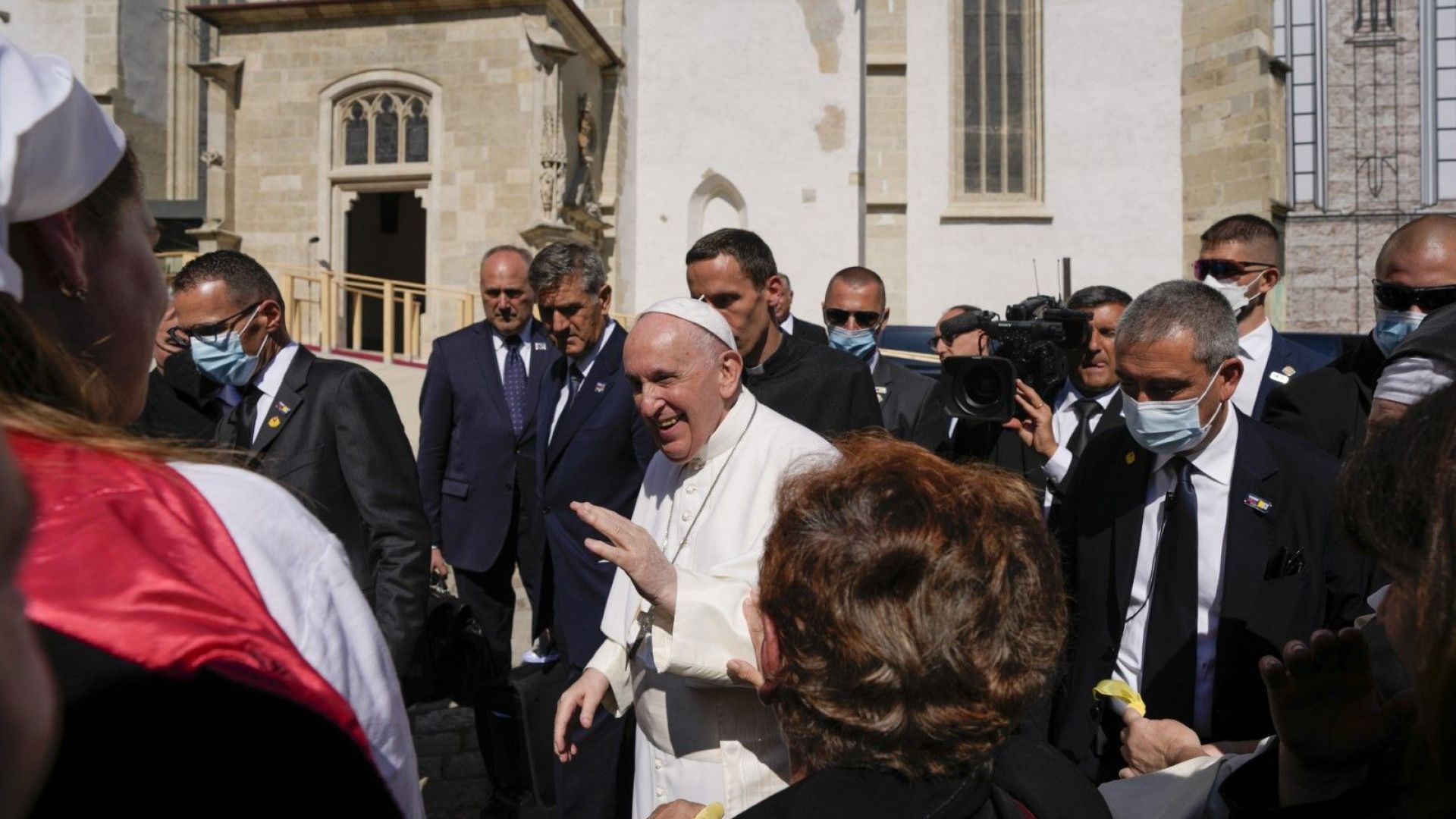 Папата демонстрира чувство за хумор по време на визитата си в Словакия