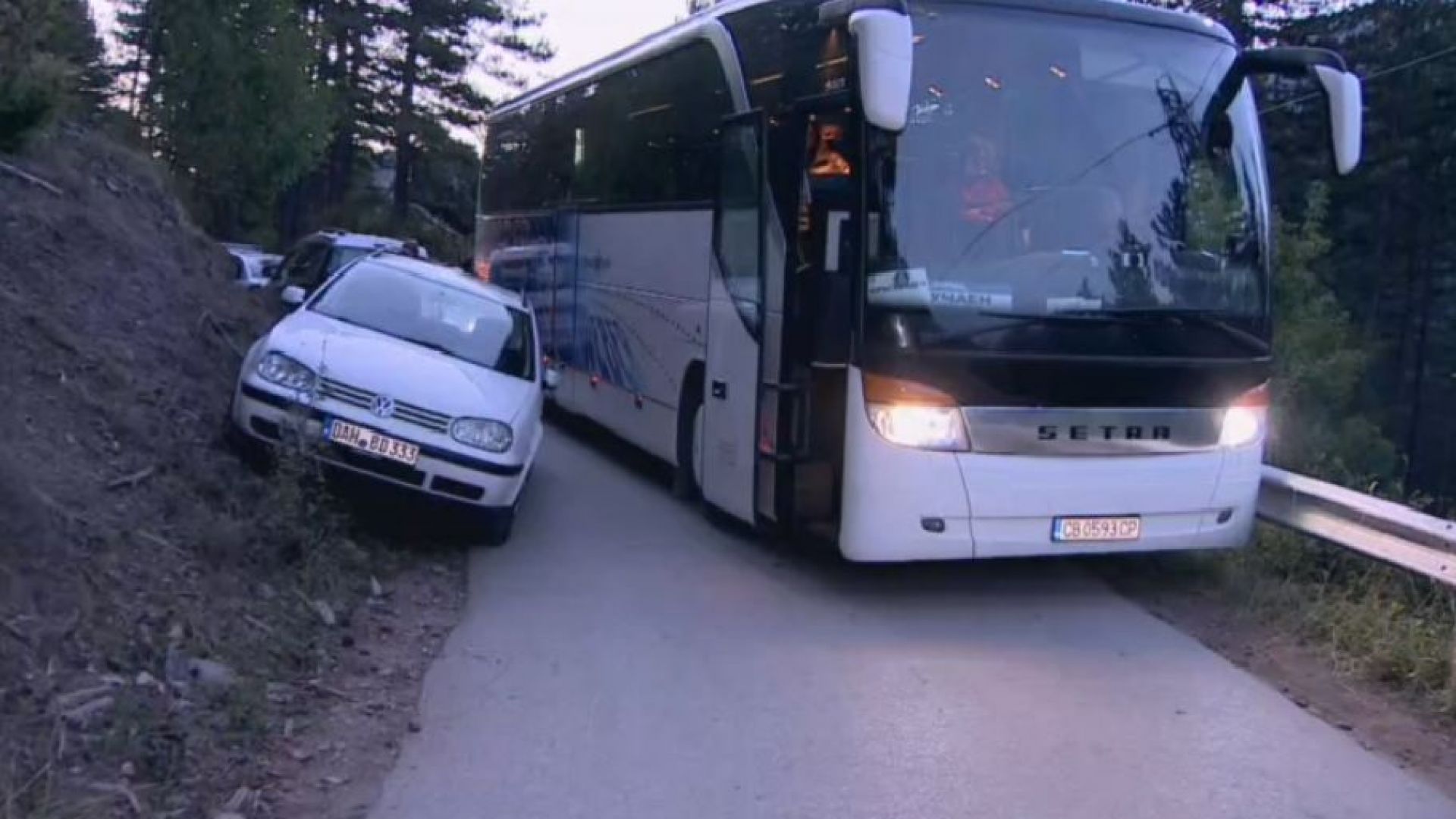 Инцидент с автобус задръсти пътя към Кръстова гора, няма пострадали 