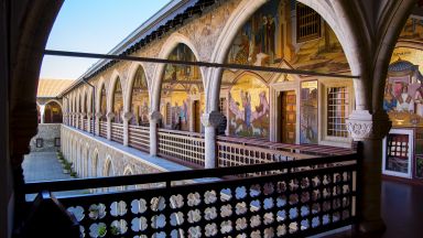 Духовниците в Кипър които проповядват против ваксинацията срещу коронавирус няма