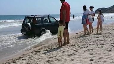Пиян училищен директор с джип шофира между кърпите на плажуващите