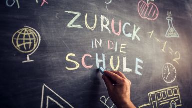 Как се става учител в Германия: Заплатата започва от 2900 евро