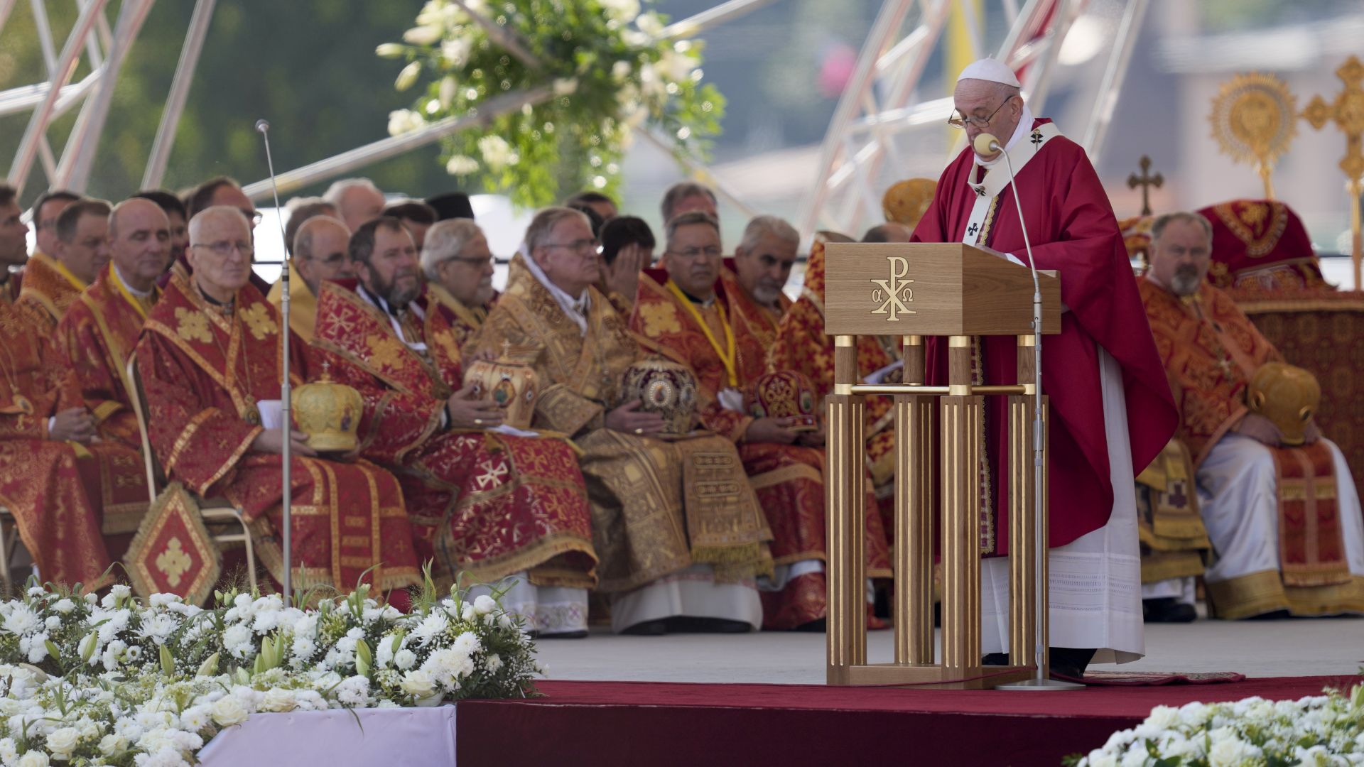 Папата се отправи към Източна Словакия за среща с най-бедните роми в страната (снимки)