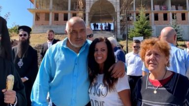 Лидерът на ГЕРБ Бойко Борисов изненадващо се появи сред поклонниците