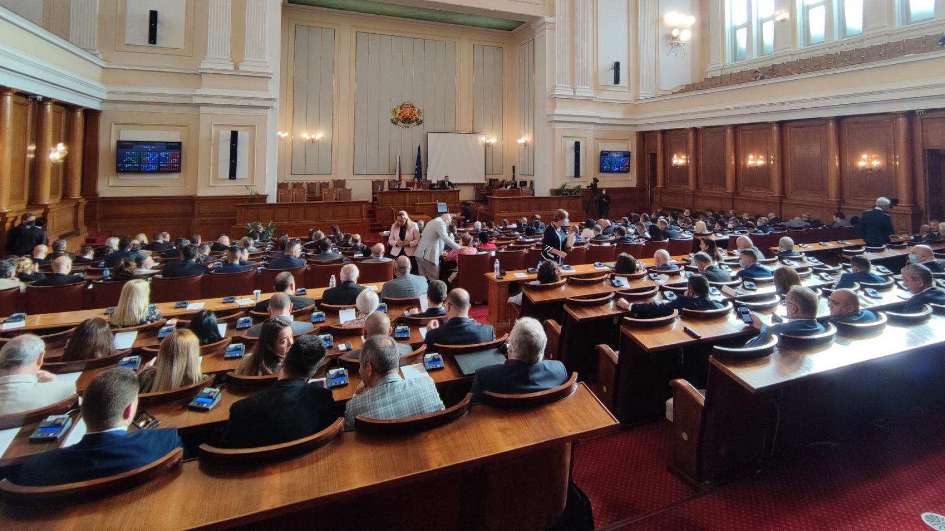 Радев издаде указа за разпускане на 46-ия парламент, депутатите гласуват за последно 