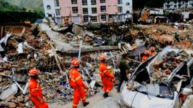 Двама души загинаха и 60 бяха ранени днес при земетресение
