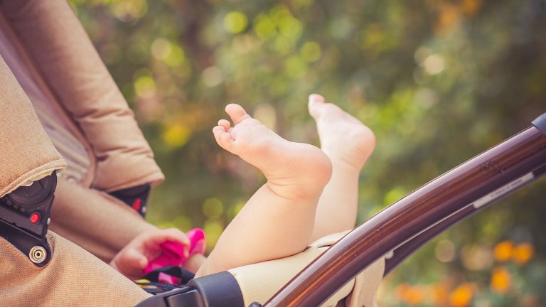 Количка с бебе е паднала от 3-метрова ограда в турския