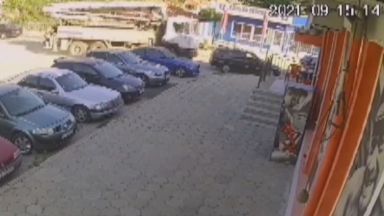 Тежкотоварен камион удари три коли и електрически стълб на метри