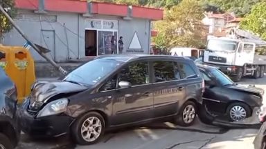 Тежкотоварен камион удари три коли и електрически стълб на метри