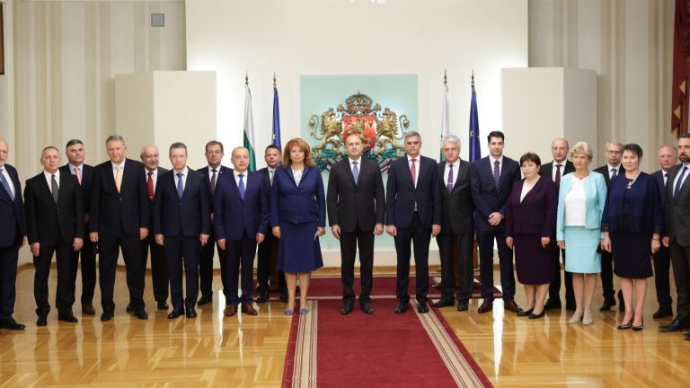 След като официално стъпи в длъжност, новият служебен кабинет ще