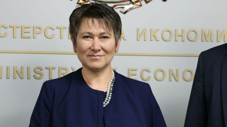 Транспортният министър уволни от БДЖ уличената в плагиатство Даниела Везиева