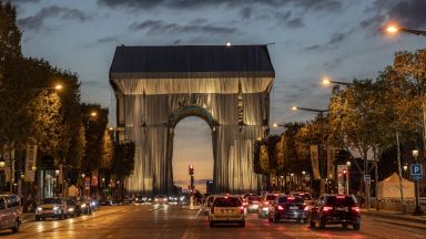 Опакованата Триумфална арка в Париж: как и докога можете да я видите