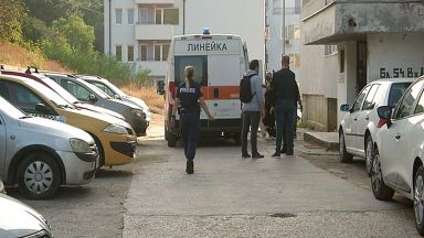 Въоръжен с брадва мъж се барикадира в апартамент в блок