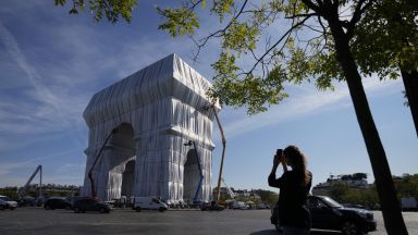 Някои туристи в Париж не са доволни от опакованата Триумфална арка