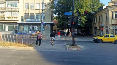 Гол мъж премина необезпокояван по пешеходна пътека и улица в