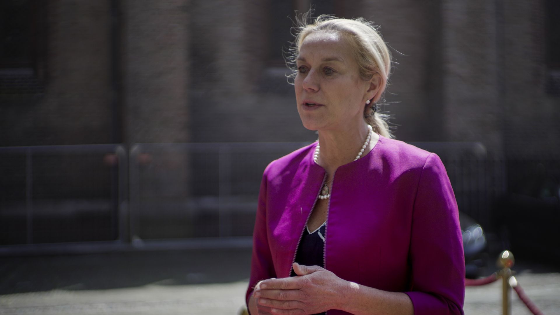Нидерландската външна министърка подаде оставка заради кризата с бежанците от Афганистан